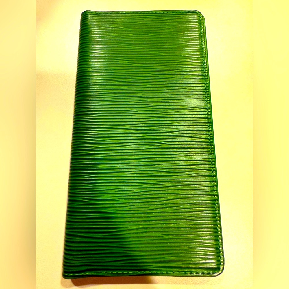 Louis Vuitton Green Epi Long Leather Wallet in Excellent Condition!